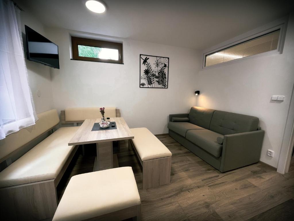 Część wypoczynkowa w obiekcie U Králíka, přízemní bezbarierové apartmány A,B,C,D - 50 metrů od vleku - přejdete v lyžácích, pod bobovou dráhou, parkování zdarma, lyžárna s vysoušeči bot,