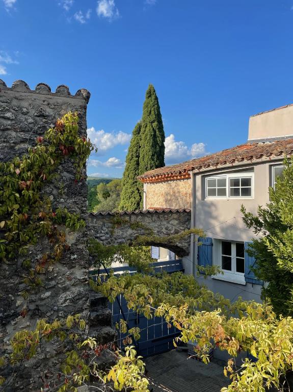 widok na dom z ogrodu w obiekcie La Parenthèse du Var - Gîte avec grande terrasse vue sur piscine w mieście Saint Antonin du Var