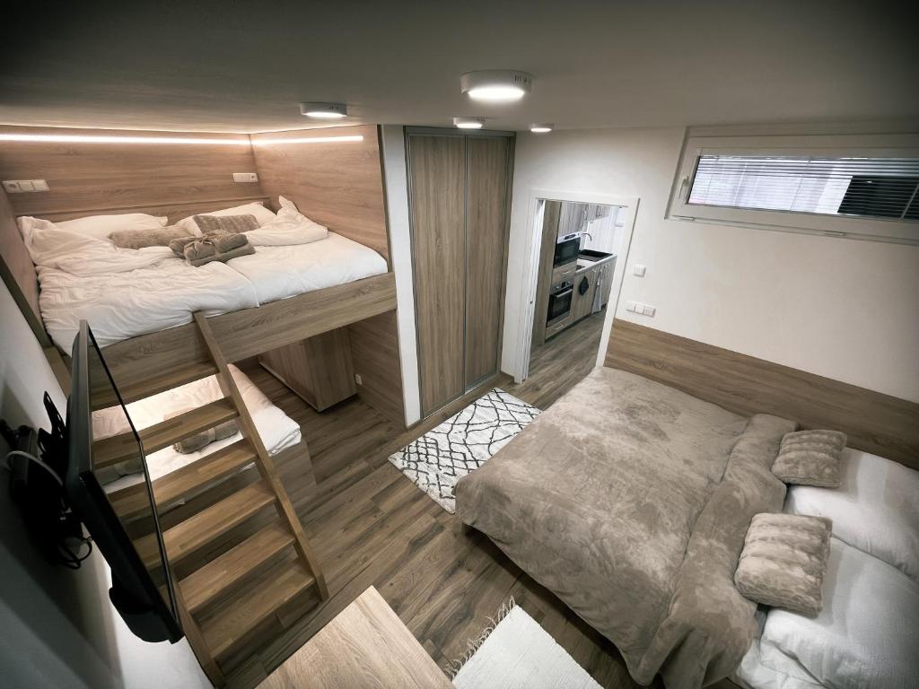 Łóżko lub łóżka w pokoju w obiekcie U Králíka, přízemní bezbarierové apartmány A,B,C,D - 50 metrů od vleku - přejdete v lyžácích, pod bobovou dráhou, parkování zdarma, lyžárna s vysoušeči bot,