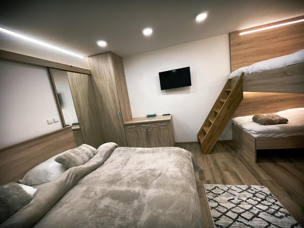 Łóżko lub łóżka w pokoju w obiekcie U Králíka, přízemní bezbarierové apartmány A,B,C,D - 50 metrů od vleku - přejdete v lyžácích, pod bobovou dráhou, parkování zdarma, lyžárna s vysoušeči bot,