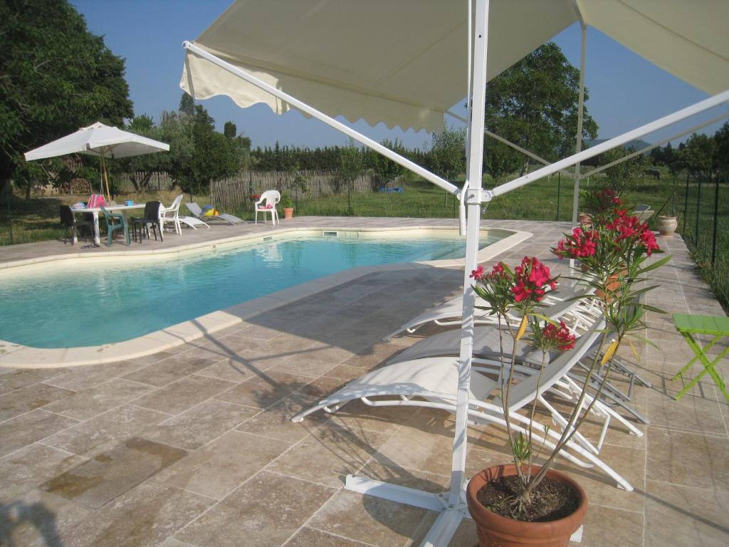 The swimming pool at or close to Le Pas des Lanciers