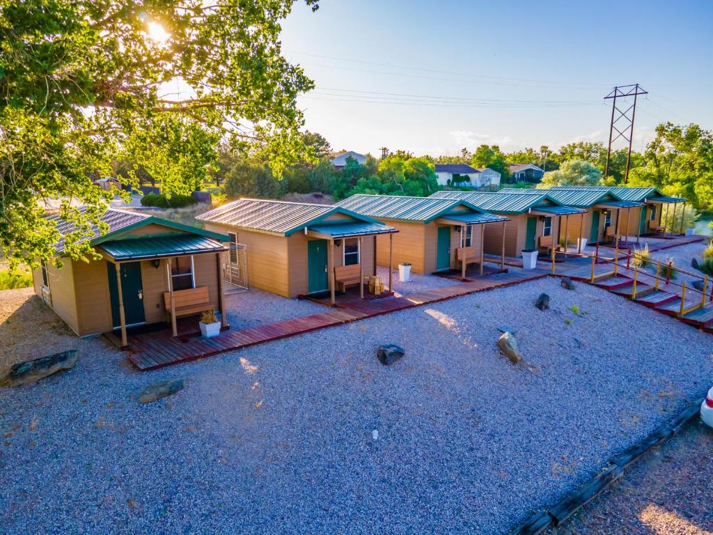 una vista aérea de una fila de casas pequeñas con parque infantil en South Platte Cabins & Kennels, en Ogallala