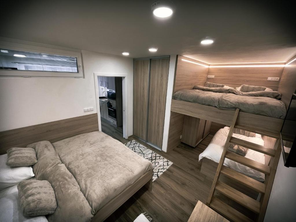 sypialnia z 2 łóżkami piętrowymi i drabiną w obiekcie U Králíka, přízemní bezbarierové apartmány A,B,C,D - 50 metrů od vleku - přejdete v lyžácích, pod bobovou dráhou, parkování zdarma, lyžárna s vysoušeči bot, w mieście Dolní Morava