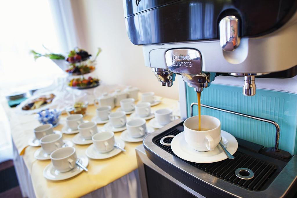Utensilios para hacer té y café en Hotel Benica