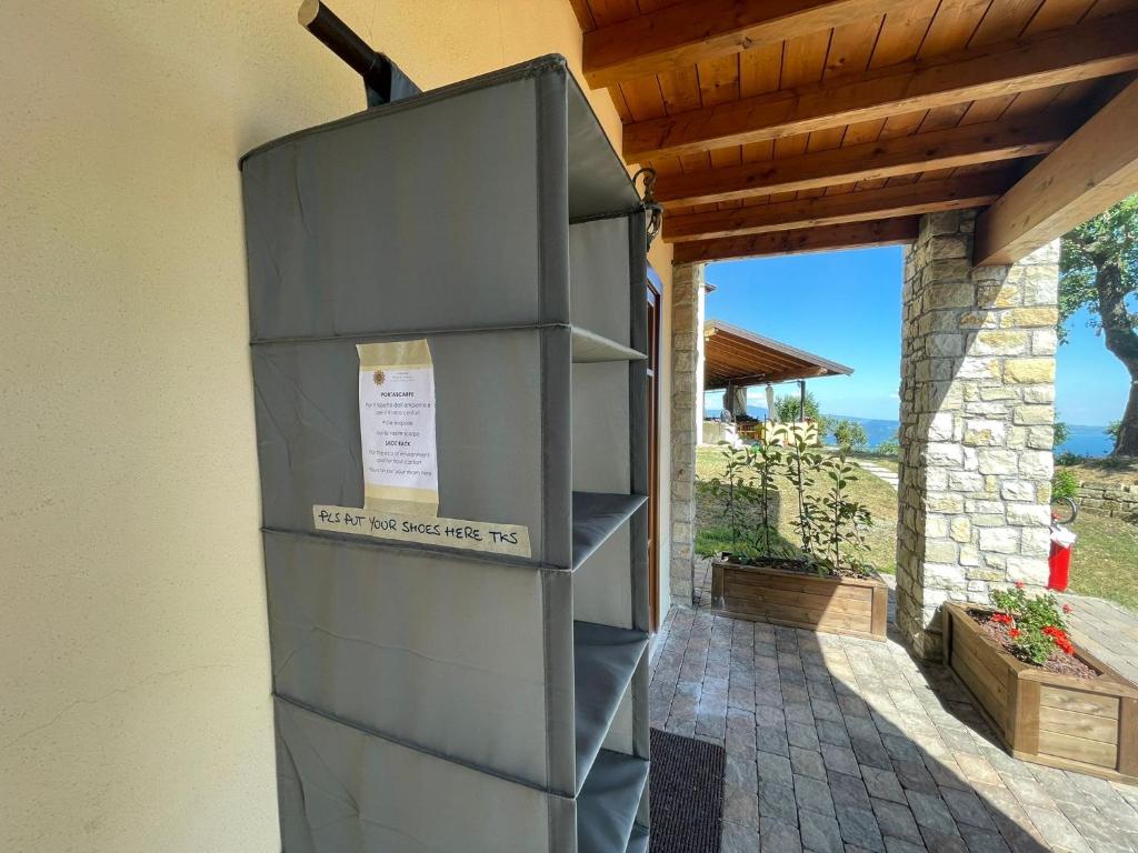 Balkon lub taras w obiekcie La FIOCCHINA - Magic Place - apartments & studios in Garda Lake - countryside farmhouse, inside the middle of the lake