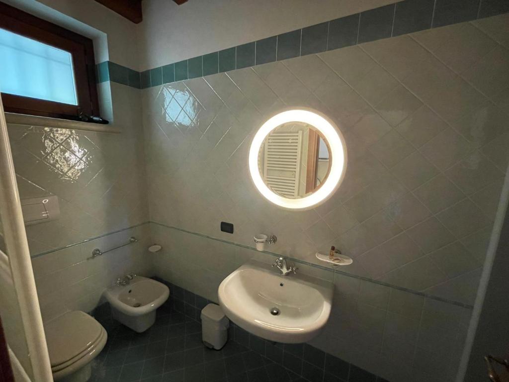 Łazienka w obiekcie La FIOCCHINA - Magic Place - apartments & studios in Garda Lake - countryside farmhouse, inside the middle of the lake