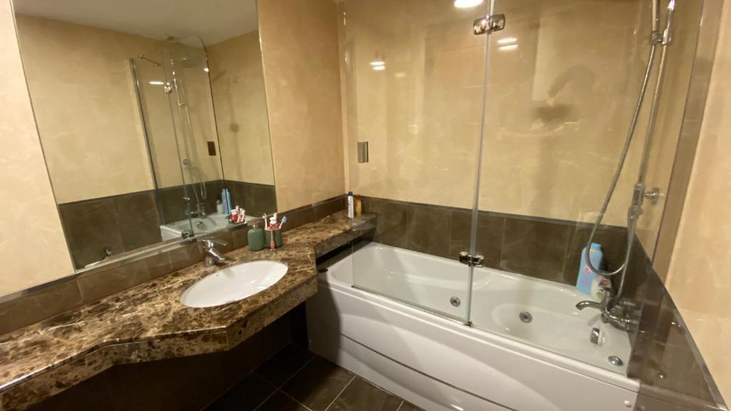 W łazience znajduje się umywalka, wanna i prysznic. w obiekcie Precioso apartamento La cala de Mijas w Maladze