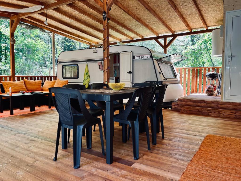 un comedor con mesa y sillas y una cabaña en karavana.ta en Chernomorets