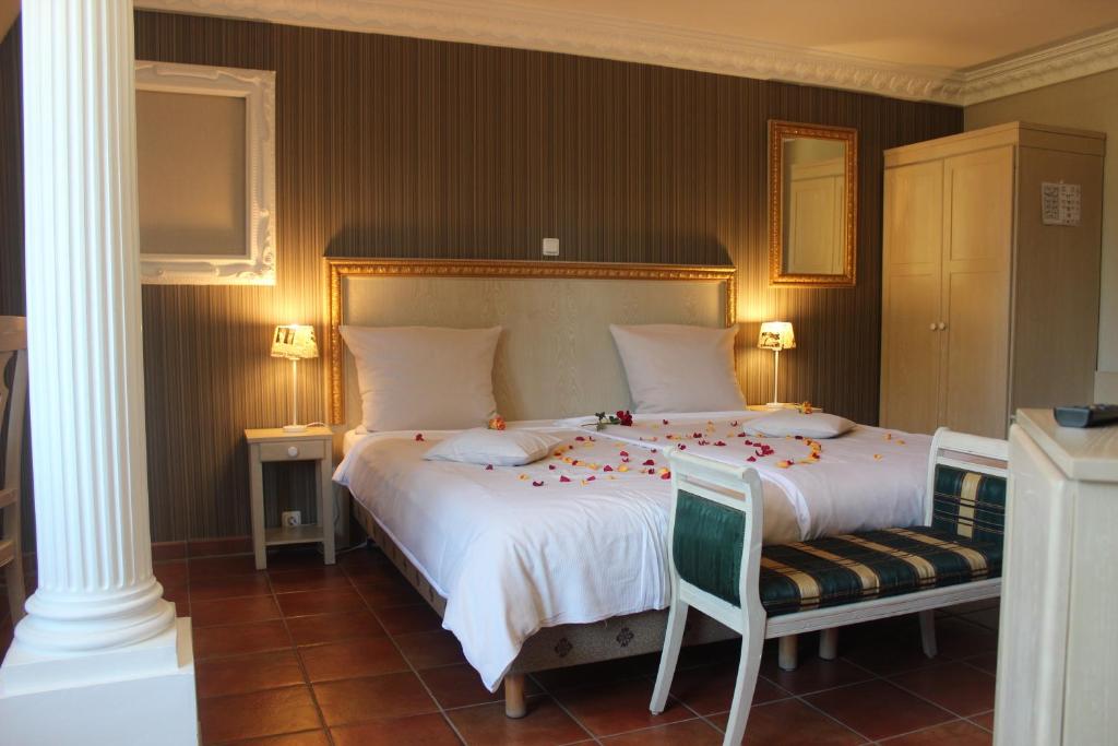 ein Schlafzimmer mit einem großen Bett mit Blumen darauf in der Unterkunft Hotel Borchers in Dörpen