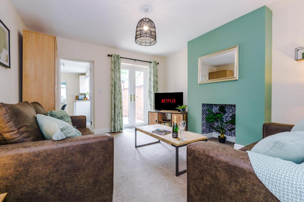 sala de estar con sofá y mesa en Modern apartment in Crewe by 53 Degrees Property, ideal for long-term Business & Contractors - Sleeps 4 en Crewe
