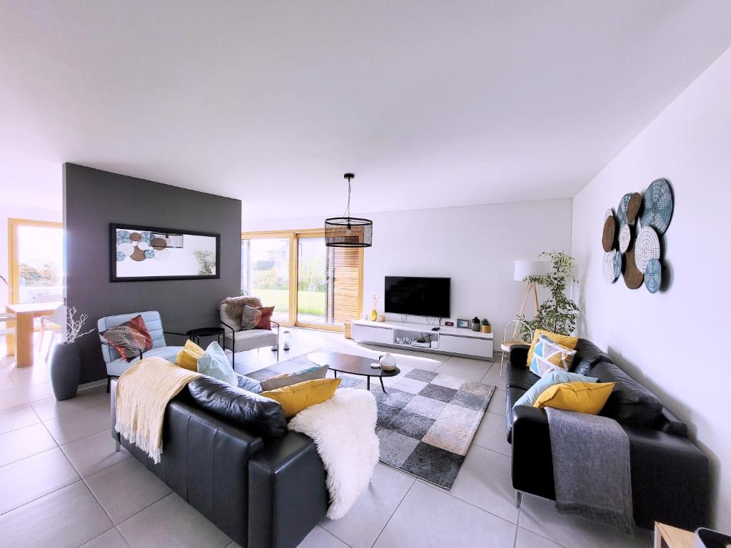 ein Wohnzimmer mit 2 Sofas und einem TV in der Unterkunft Montreux Holiday Home in Montreux