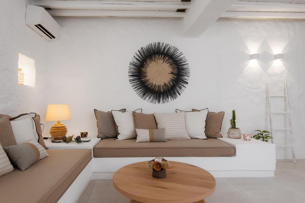 uma sala de estar com um sofá e uma mesa em Nerites residence in Apollonia Sifnos em Apollonia