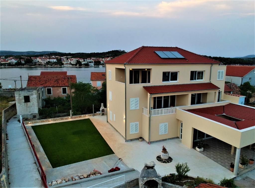 eine Luftansicht eines Hauses mit Hof in der Unterkunft Pekasovi Seaview Apartament on a beautiful island Krapanj in Šibenik