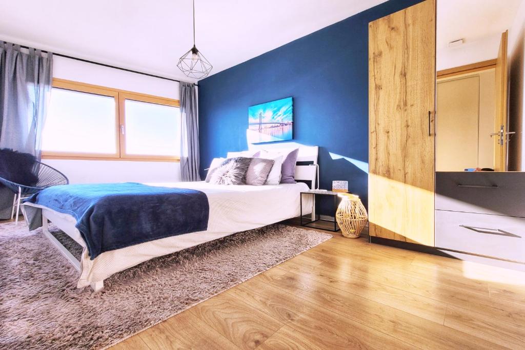 Postel nebo postele na pokoji v ubytování Montreux Holiday Home