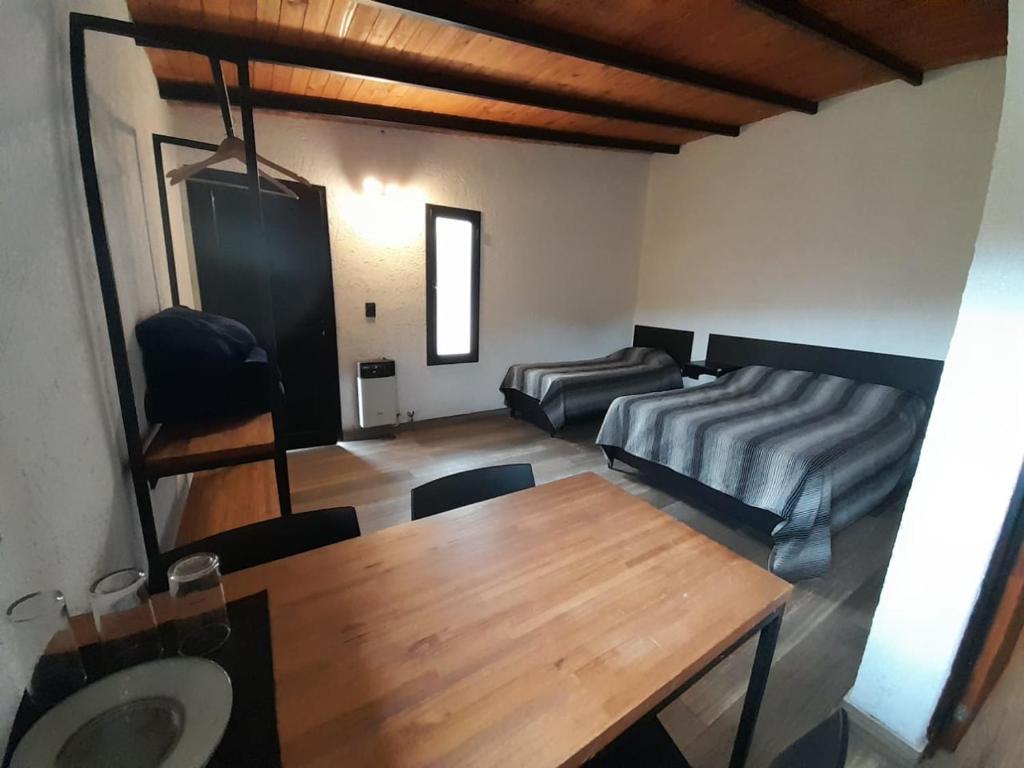 sala de estar con mesa y sofá en Corral de Pirca en Los Reartes