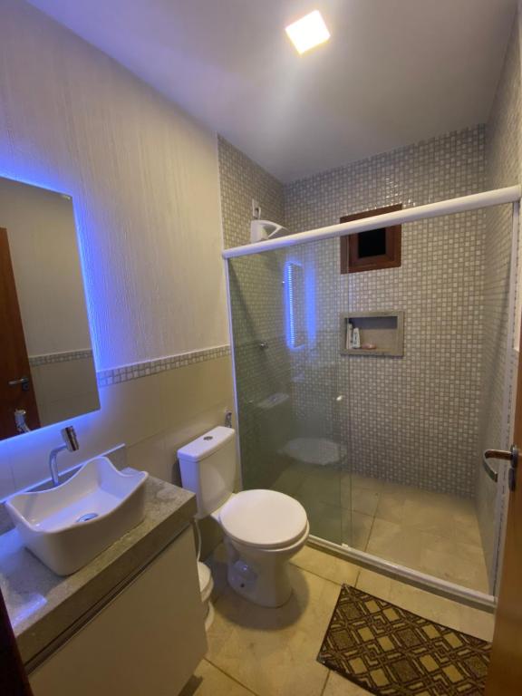 y baño con aseo, ducha y lavamanos. en Recanto da Crôa, en Barra de Santo Antônio