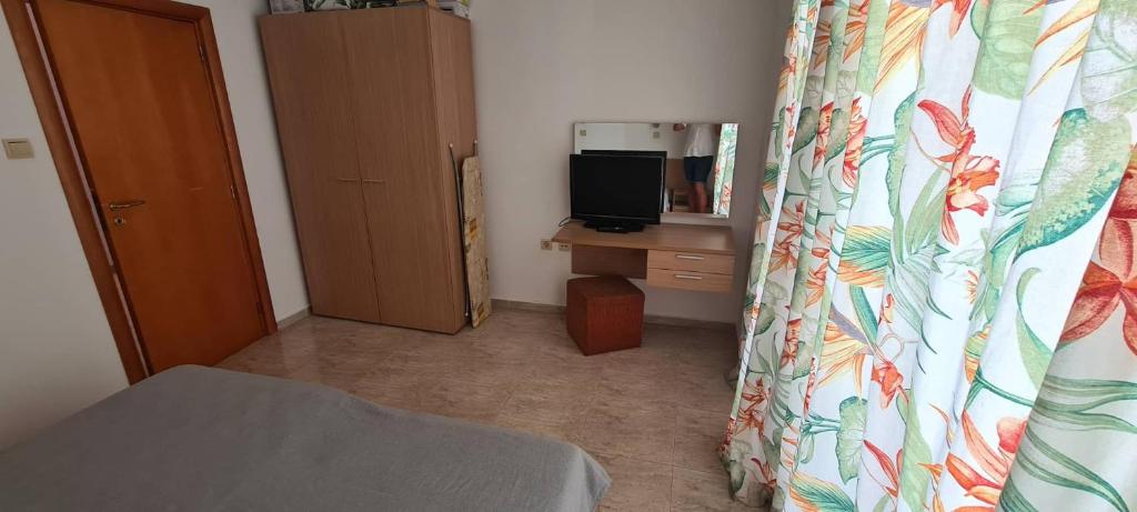 A television and/or entertainment centre at Diamond Apart Complex