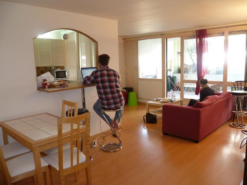 un hombre está jugando un videojuego en una sala de estar en GreenHill, en Noisy-le-Grand