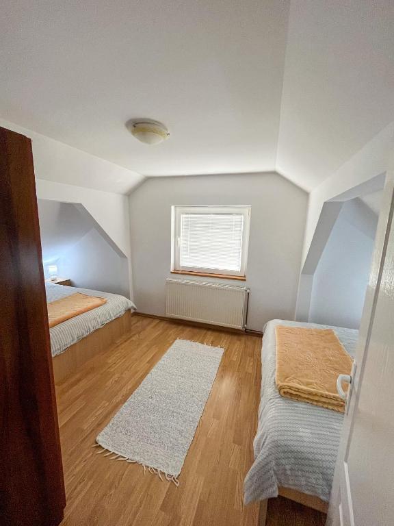 Krevet ili kreveti u jedinici u okviru objekta Apartmani Djokić sa bazenom