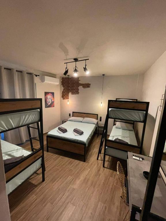 Postel nebo postele na pokoji v ubytování Grecos ART SKIATHOS
