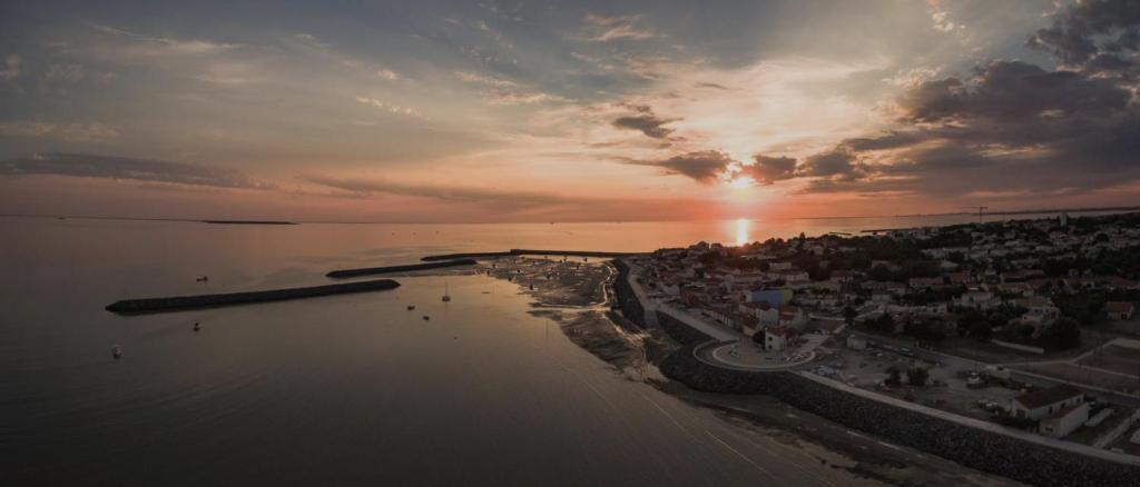Zdjęcie z galerii obiektu Châtelaillon-Plage, maison de pêcheur en front de mer w mieście Châtelaillon-Plage