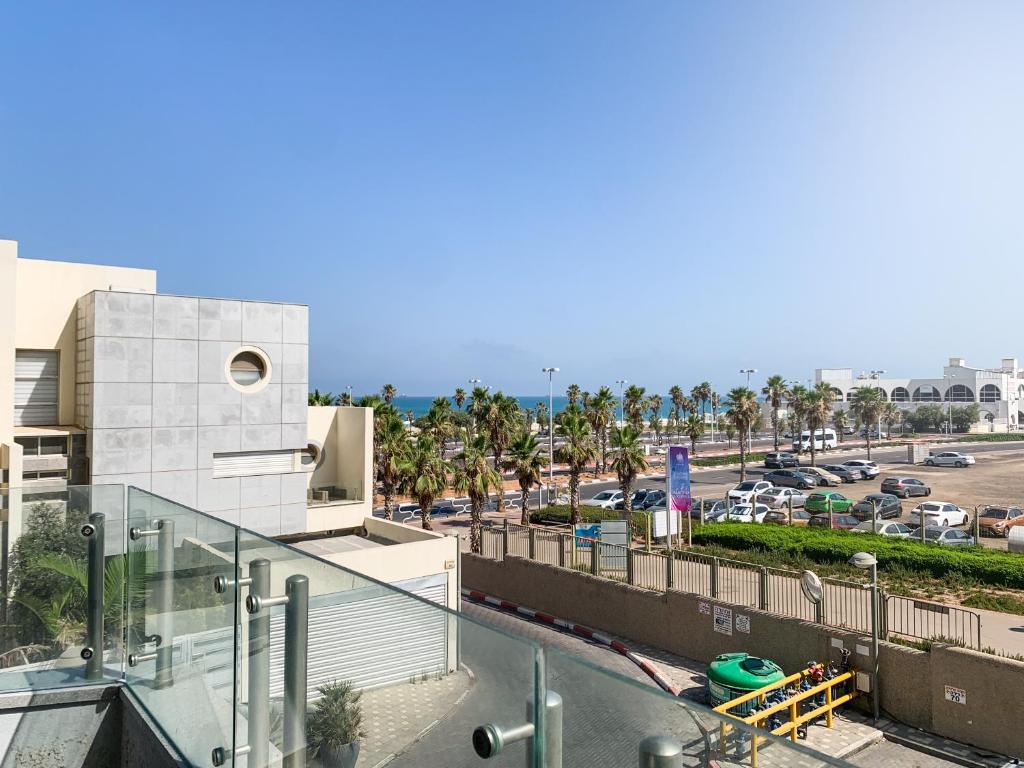 ein Gebäude mit Blick auf einen Parkplatz in der Unterkunft Ashdod on the sea- אשדוד על הים in Aschdod