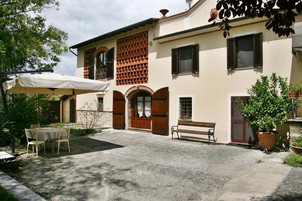 una casa con una panchina davanti di Villa Camilla - WIDE - EXCLUSIVE POOL a Lucca
