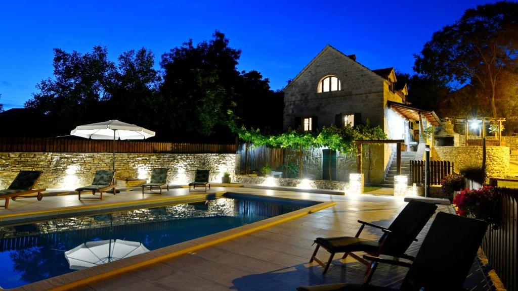 Bazén v ubytování Traditional villa Juta for 8 people nebo v jeho okolí