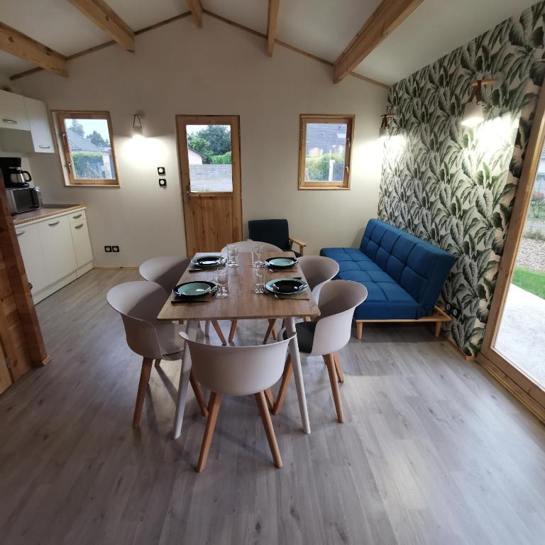 une salle à manger avec une table, des chaises et un canapé dans l'établissement Les gîtes d'Aloziwen le TY BREIZH, à Bordeaux-Saint-Clair