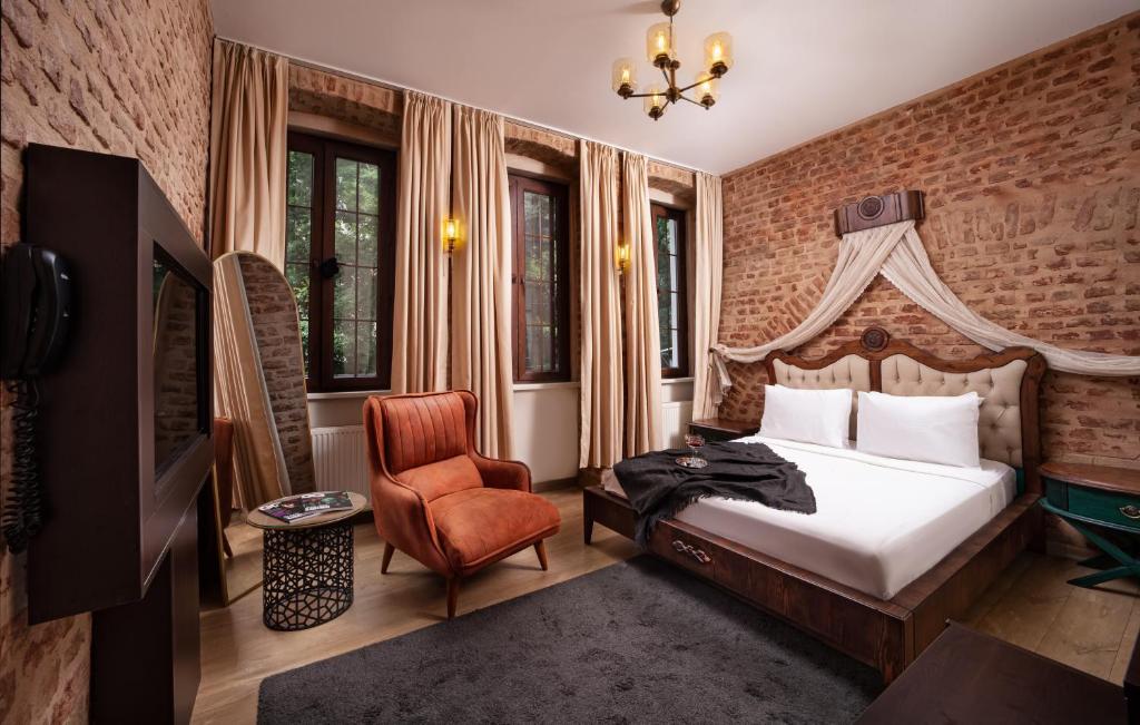 فندق ناين إسطنبول في إسطنبول: غرفه فندقيه بسرير وكرسي