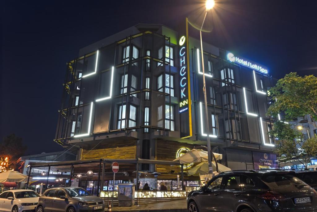 ein Gebäude mit nachts vor ihm geparkt in der Unterkunft Check Inn Suite Hotel & SPA in Ankara