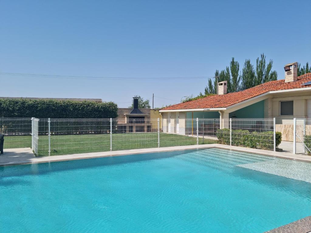 a swimming pool in front of a house at Casa rural Villa Verde in Tudela