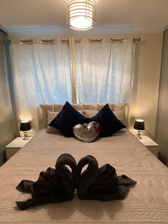 Posteľ alebo postele v izbe v ubytovaní Dunfermline, 2 bedroom home free on street parking