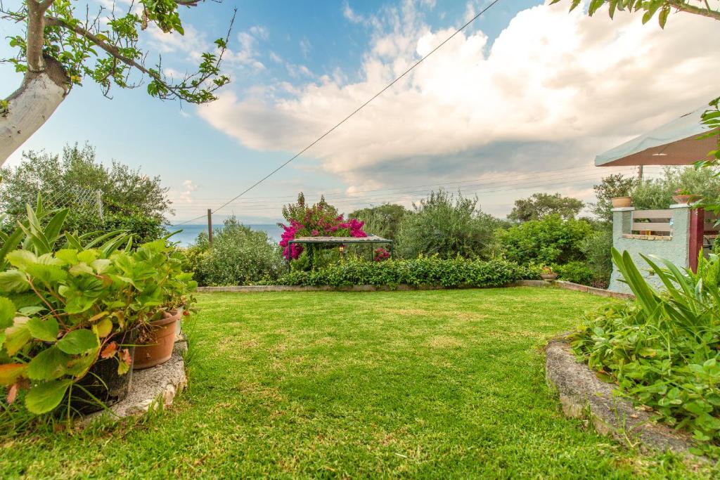 Zahrada ubytování Alesti House with garden and private beach access