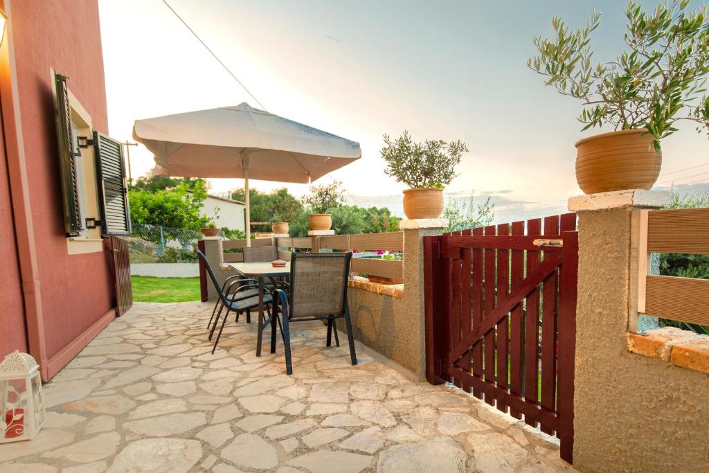 Patio nebo venkovní prostory v ubytování Alesti House with garden and private beach access