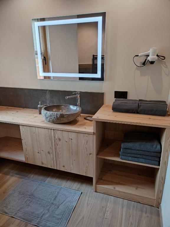 łazienka z umywalką i lustrem w obiekcie Chalet MAOL Luxury Living w mieście Valdidentro