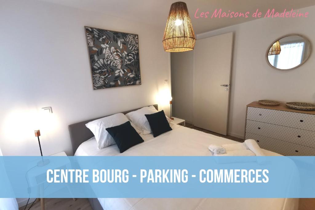 a bedroom with a bed and a mirror at L'Escale - Les Maisons de Madeleine in Bouguenais