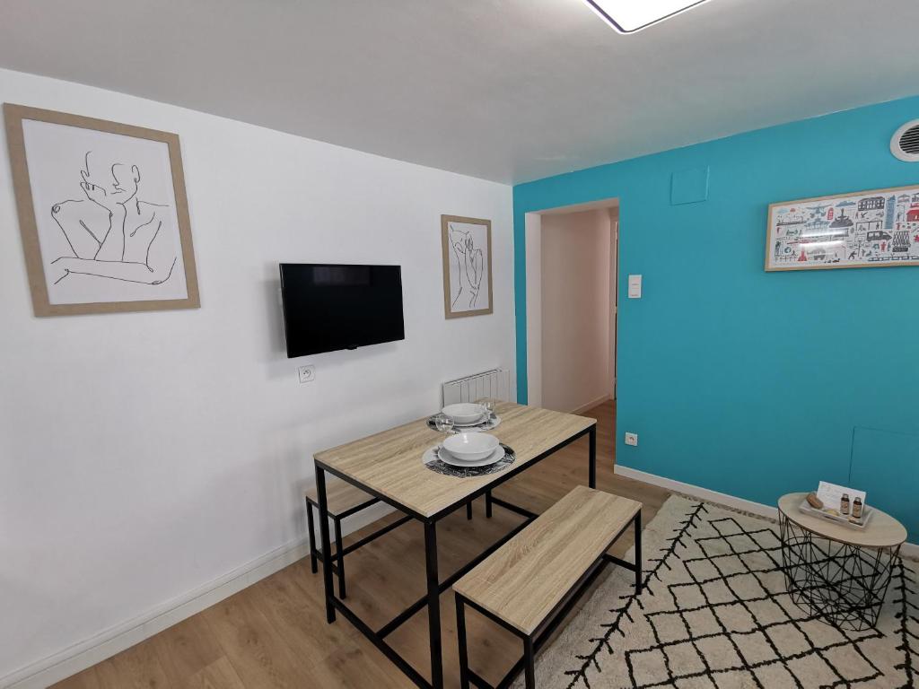 Televízia a/alebo spoločenská miestnosť v ubytovaní L'Escale - Les Maisons de Madeleine