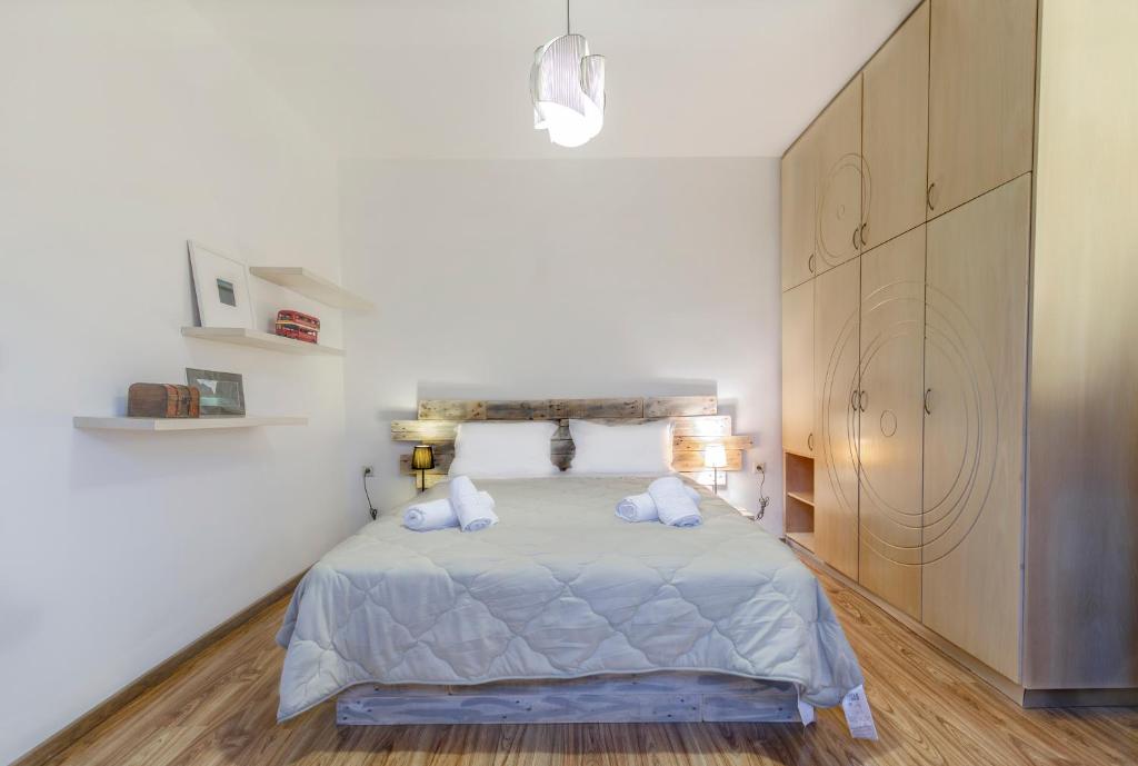 Alesti House with garden and private beach access في بينيتسيس: غرفة نوم بيضاء مع سرير مع وسادتين