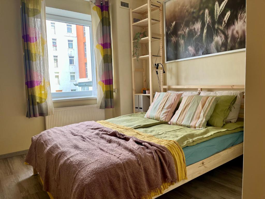 1 dormitorio con 1 cama con una pintura en la pared en Cozy vibes like home it is quiet apartment with three bedrooms, en Riga