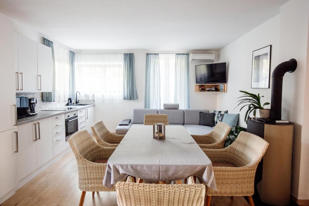 Kuchyňa alebo kuchynka v ubytovaní Csendeskert Wellness Apartments - Garden, grill, chill