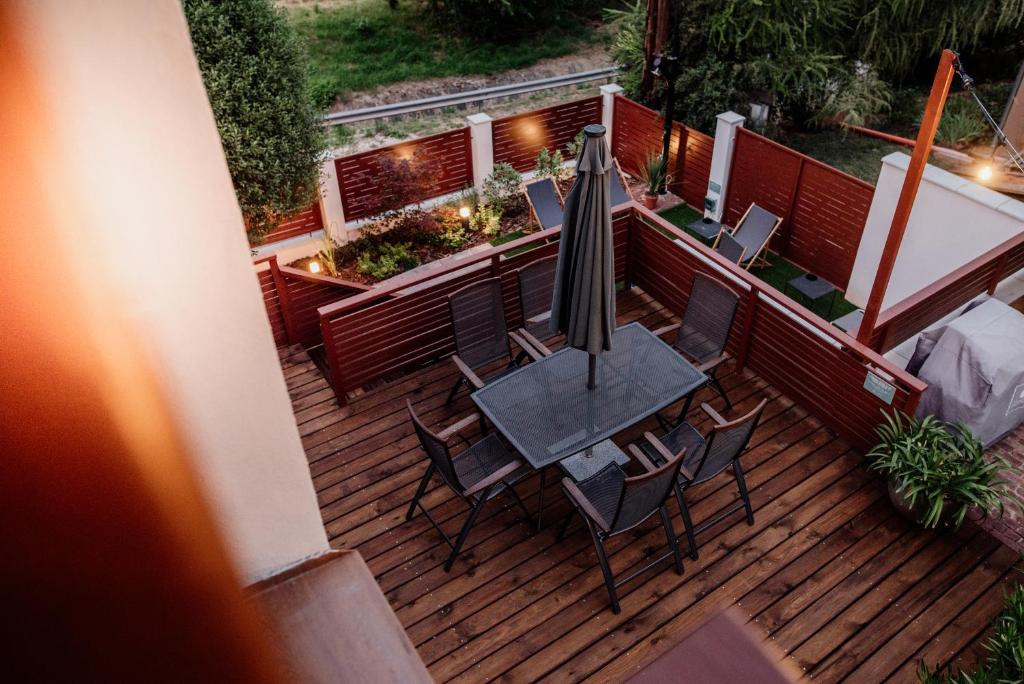 Balkón alebo terasa v ubytovaní Csendeskert Wellness Apartments - Garden, grill, chill