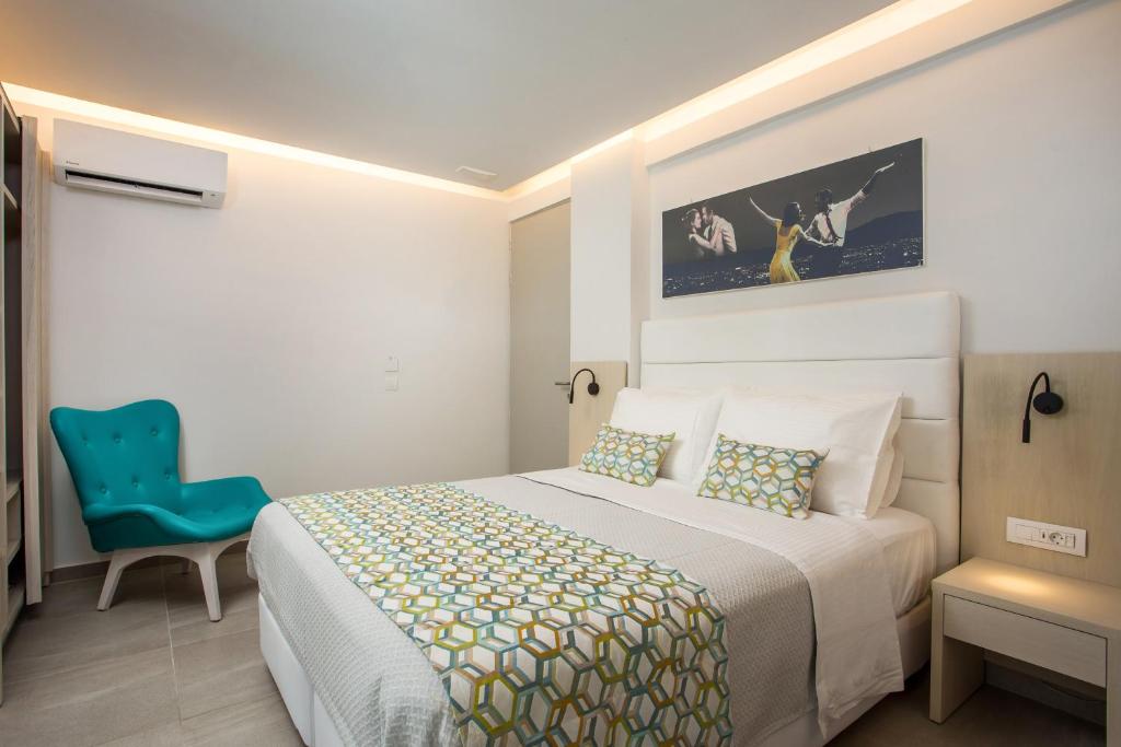 Postel nebo postele na pokoji v ubytování Hollywood Inn Faliraki - Adults Only
