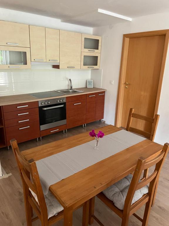 Kuchyňa alebo kuchynka v ubytovaní BONI Apartman