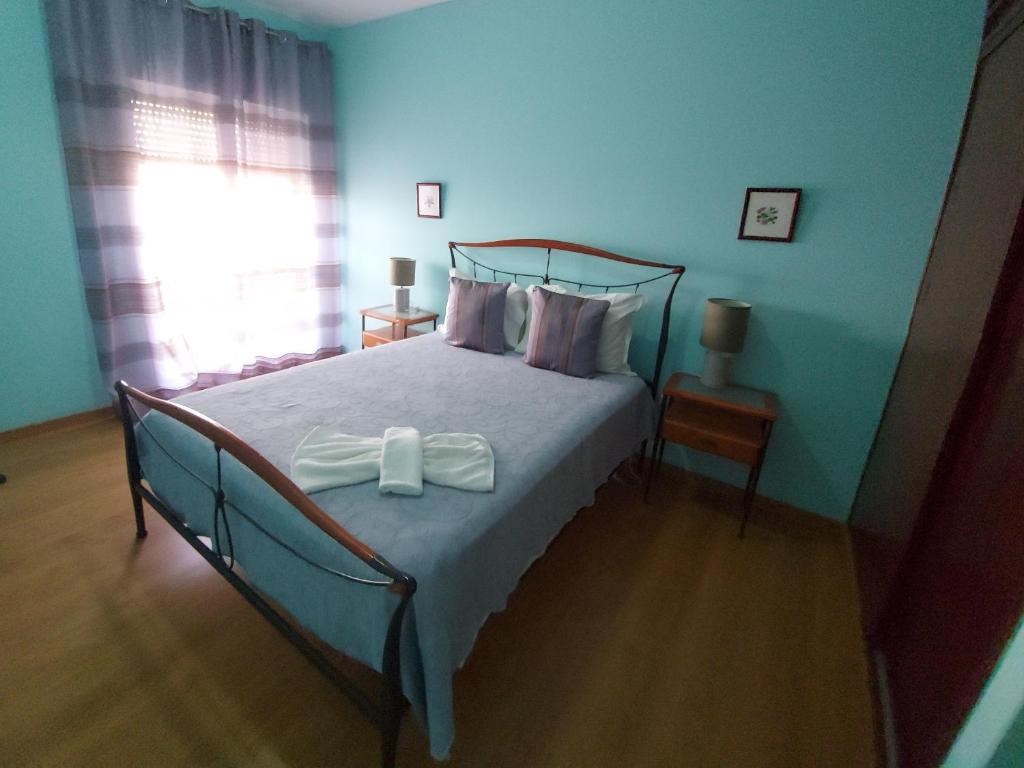 een slaapkamer met een bed met een witte boog erop bij Dulce Vita Apartment in Praia
