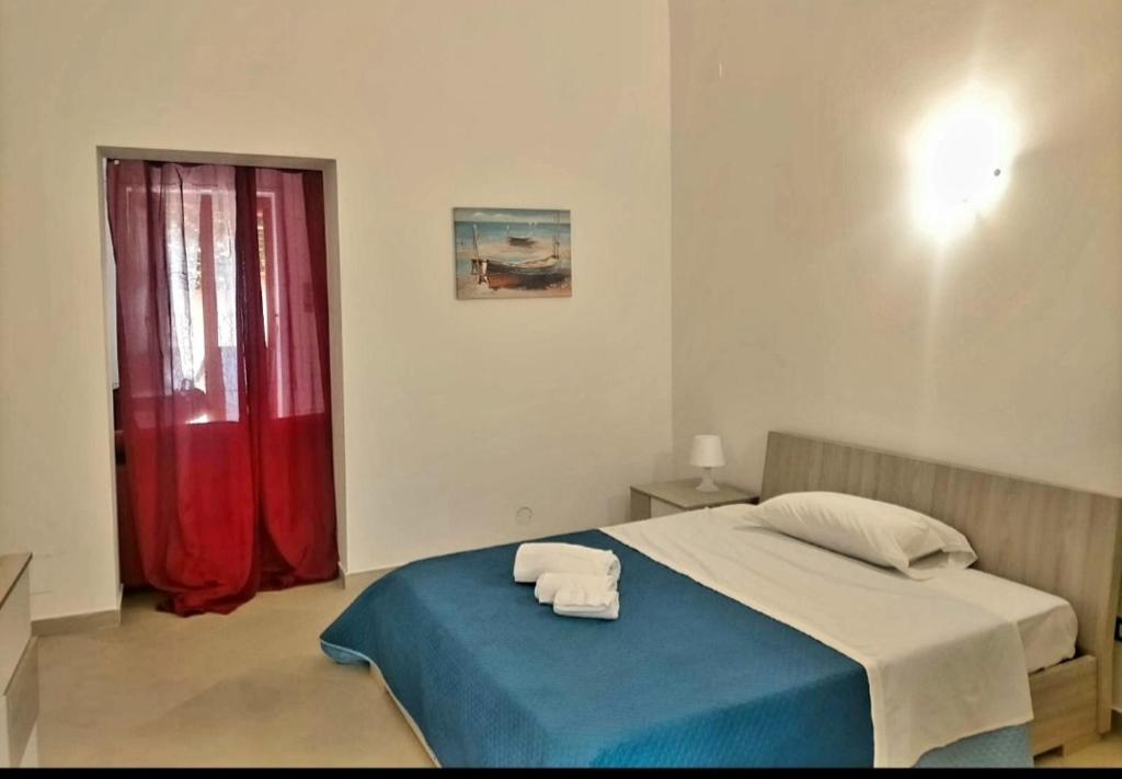 A bed or beds in a room at Calypso's Shell