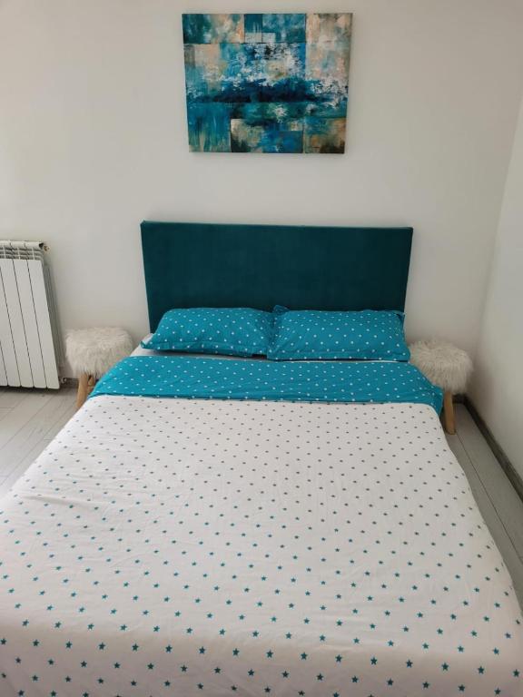 1 dormitorio con 1 cama con edredón azul y blanco en Zenlux en Iaşi