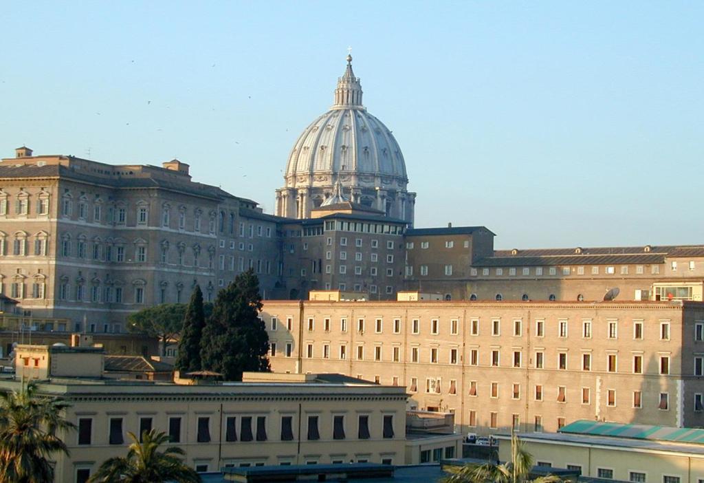 un gran edificio con una cúpula encima en Apartment Vatican Vista, en Roma