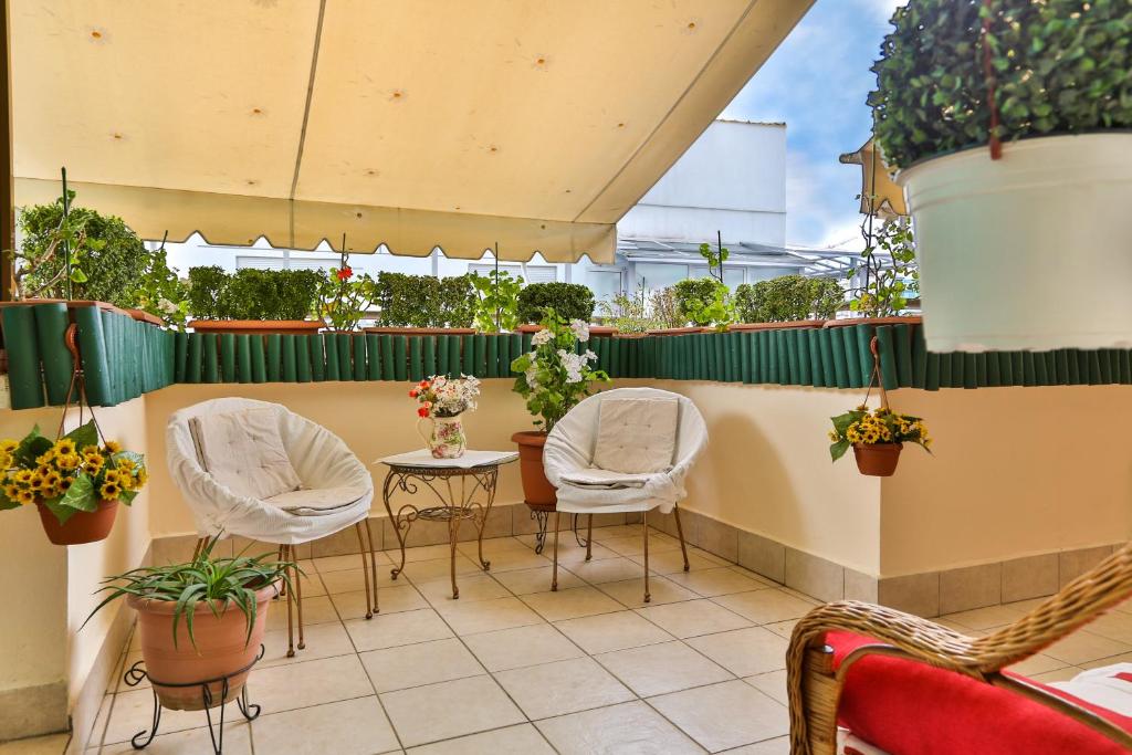Garden of Happiness'' Apartment