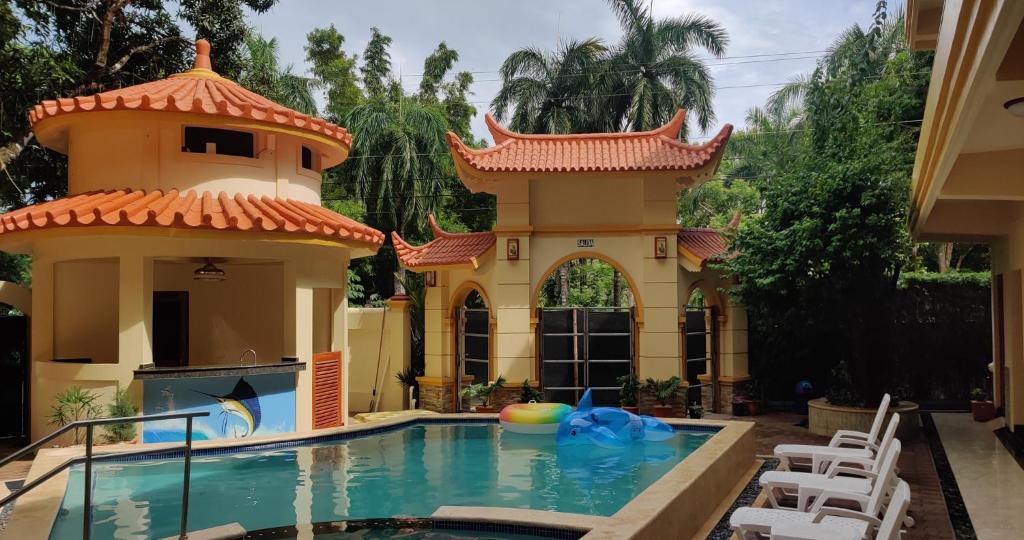 uma piscina numa casa com uma torre em Hotel Pacific Pearl - Playa Los Destiladeros em Los Destiladeros
